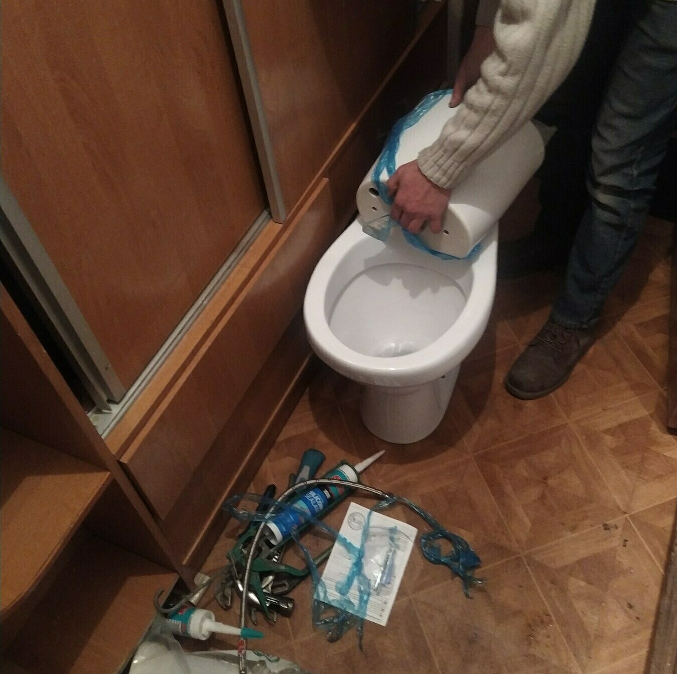 работаем со всеми видами туалетов. Качественно и недорого. Замена и ремонт унитазов и туалетов в Бишкеке