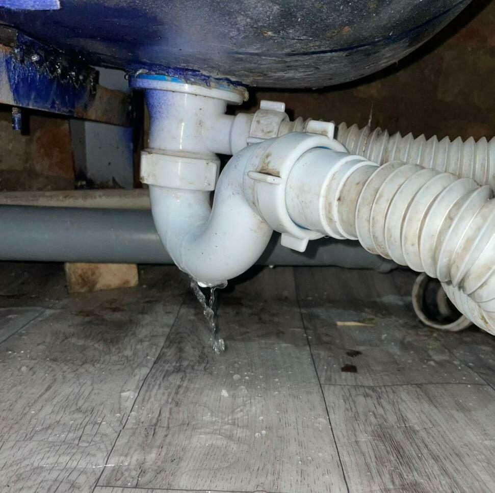 Выезжаем в квартиру, дом, помещения, производство и кафе. Устранение утечки воды в кухне, ванной и туалете